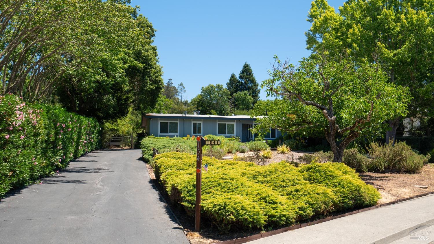 1541 Mountain View Ave