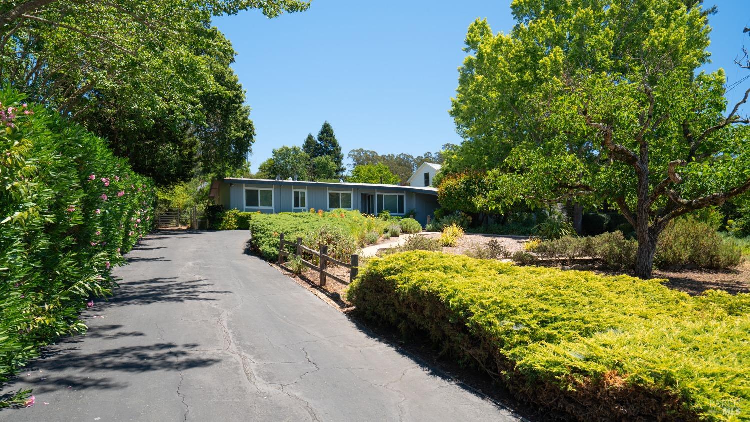 1541 Mountain View Ave