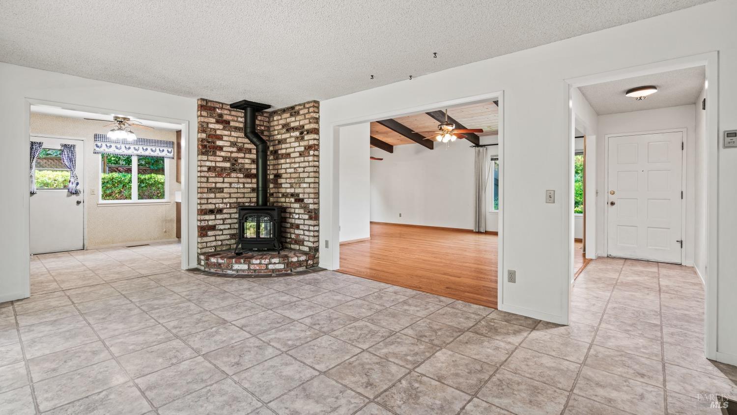 1541 Mountain View Ave