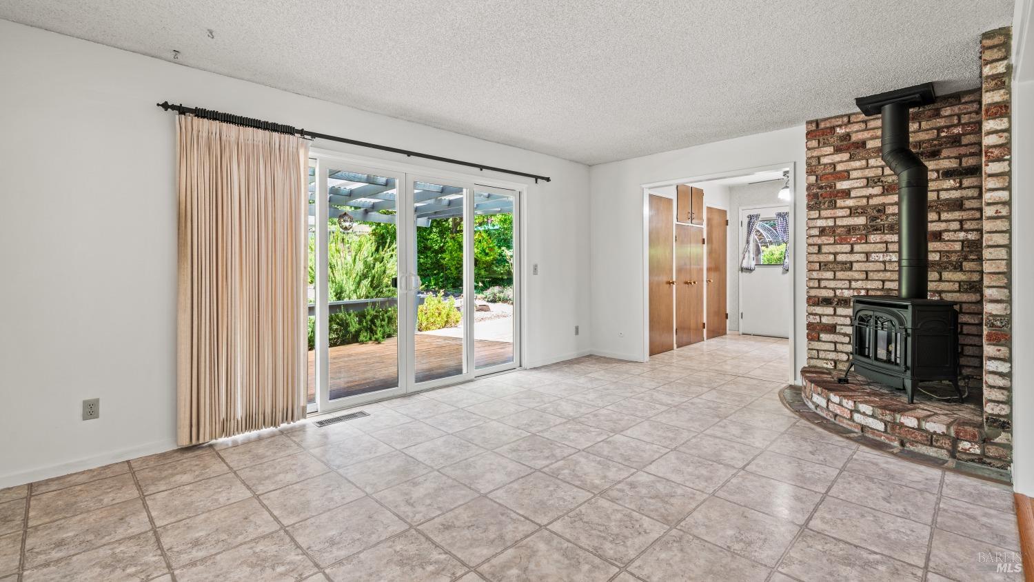 1541 Mountain View Ave