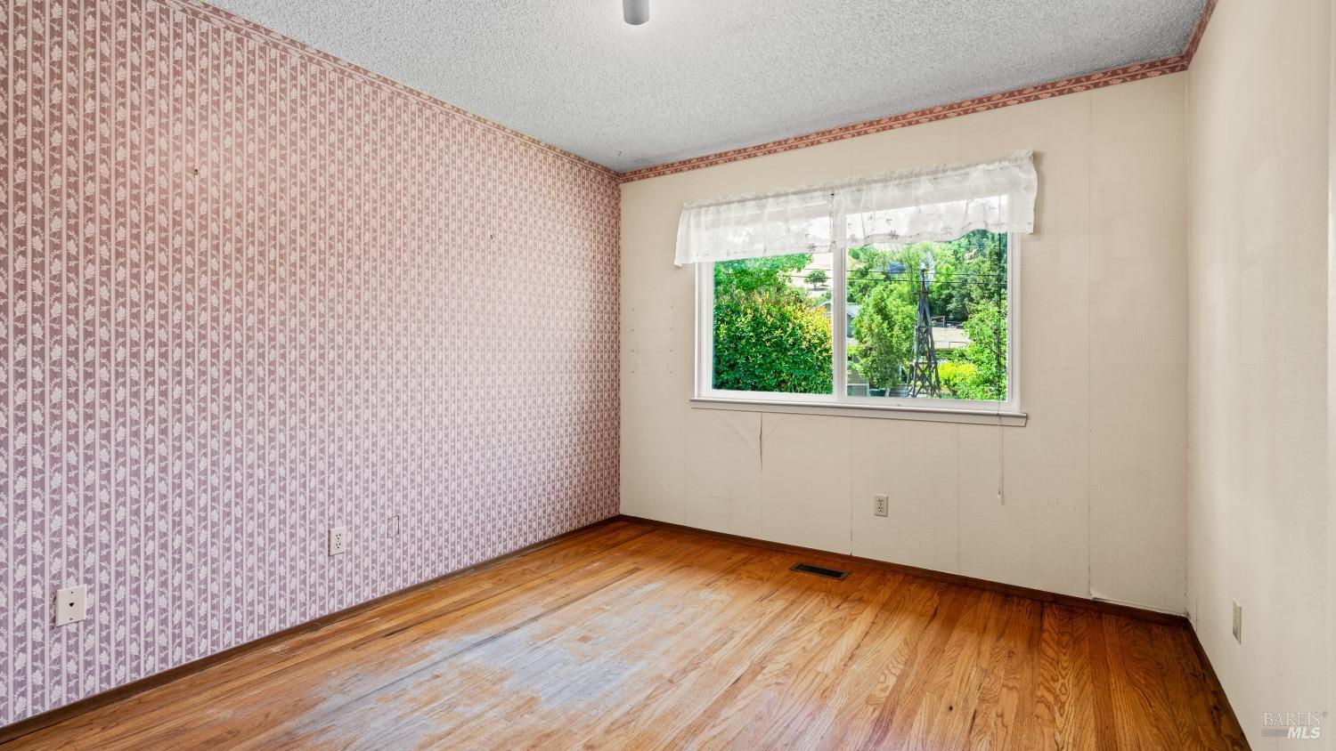 1541 Mountain View Ave