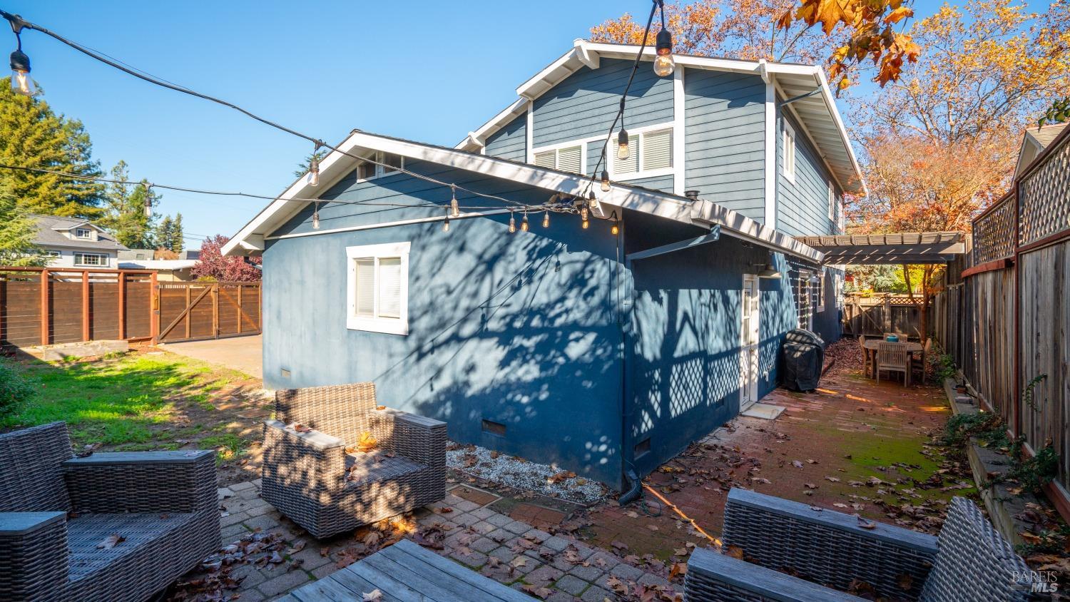 910 Mountain View Ave