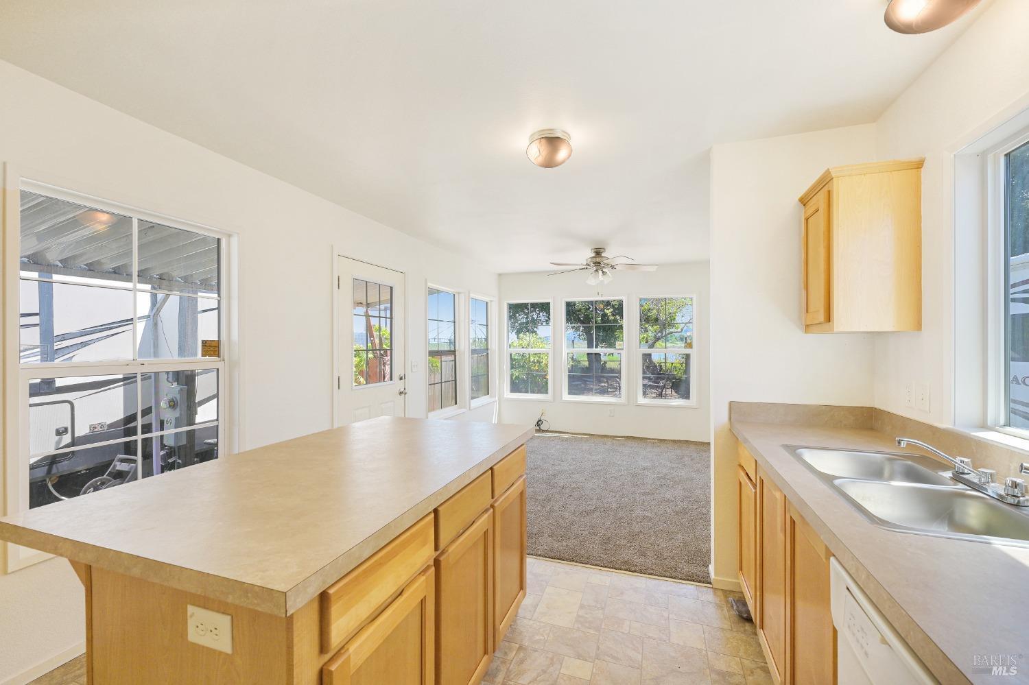 2000 Redwood Hwy #71