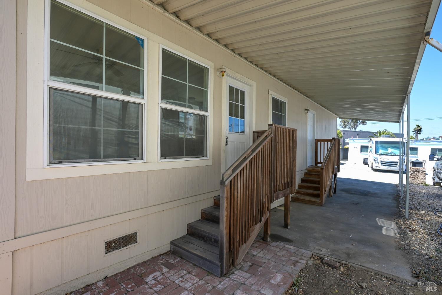 2000 Redwood Hwy #71