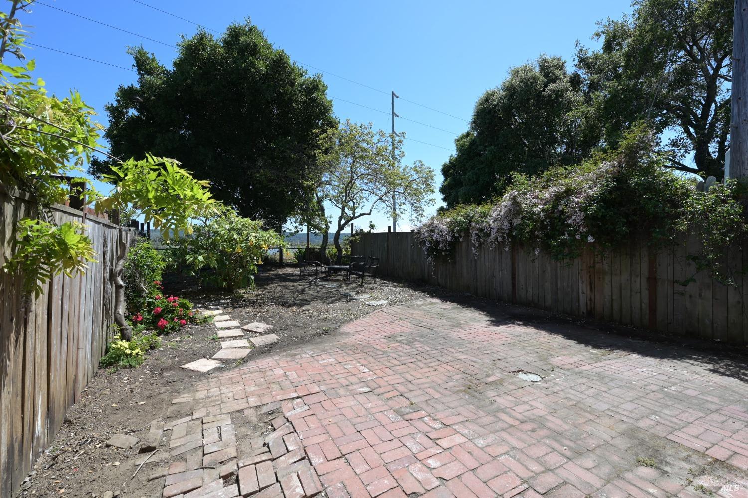 2000 Redwood Hwy #71