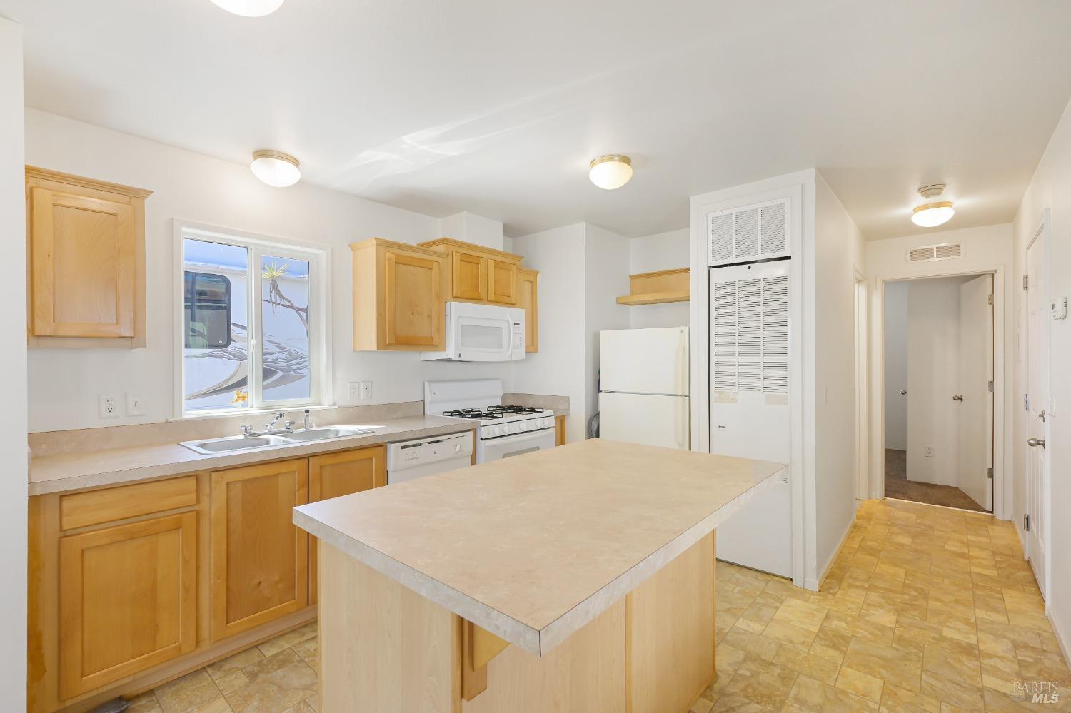 2000 Redwood Hwy #71