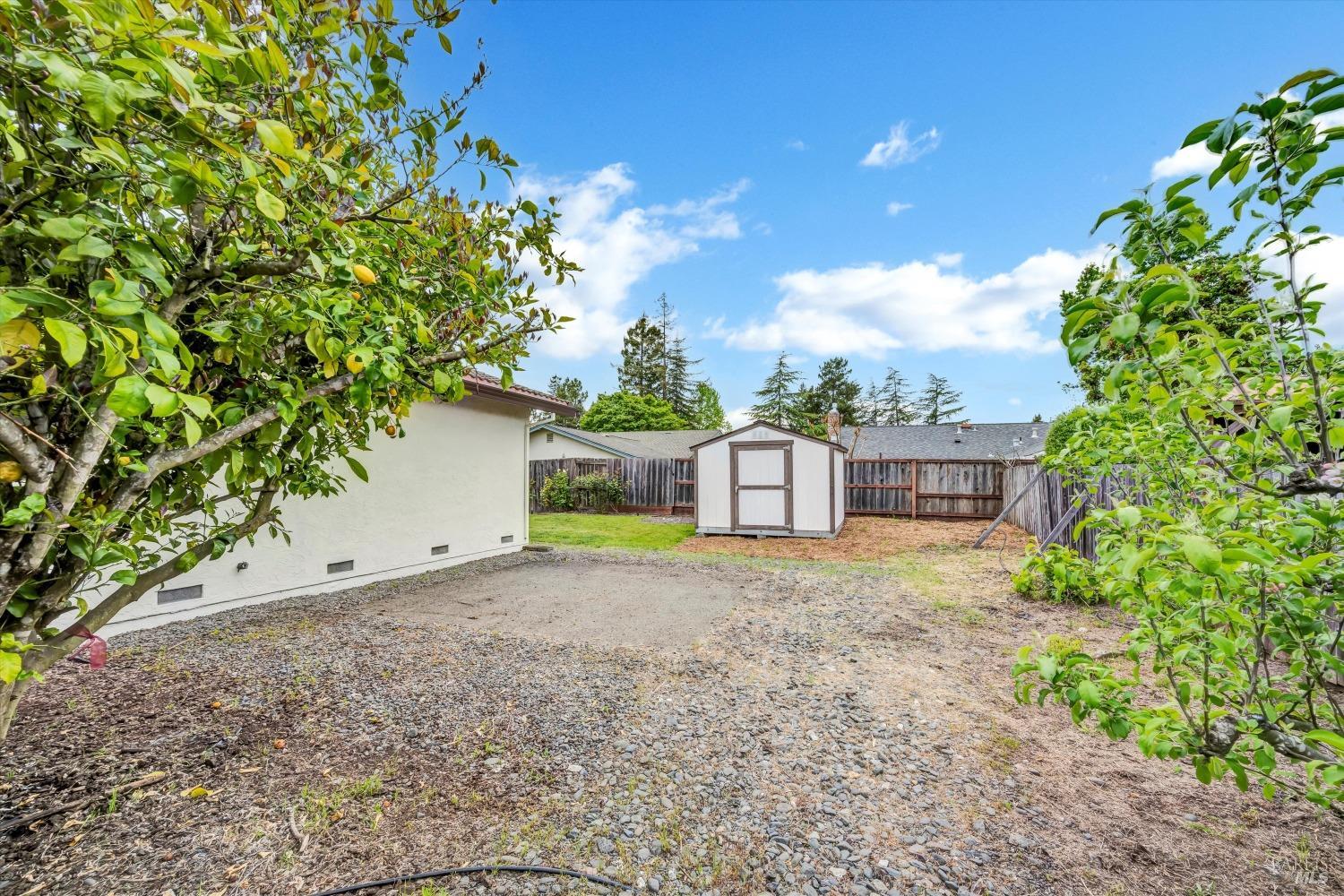 6095 Country Club Dr