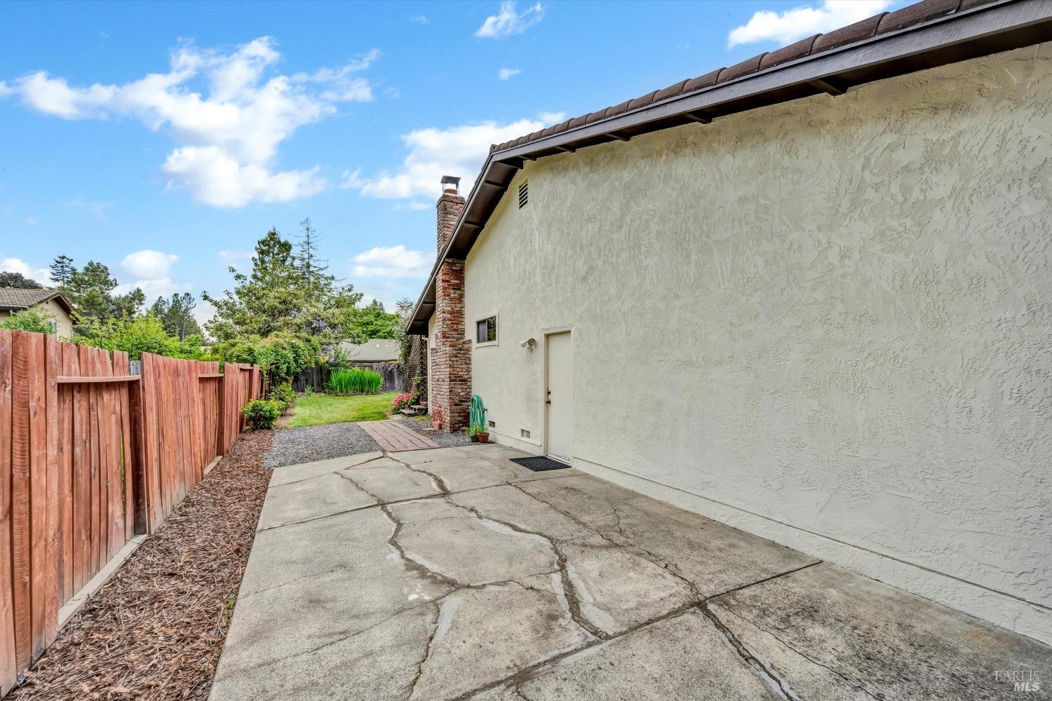 6095 Country Club Dr