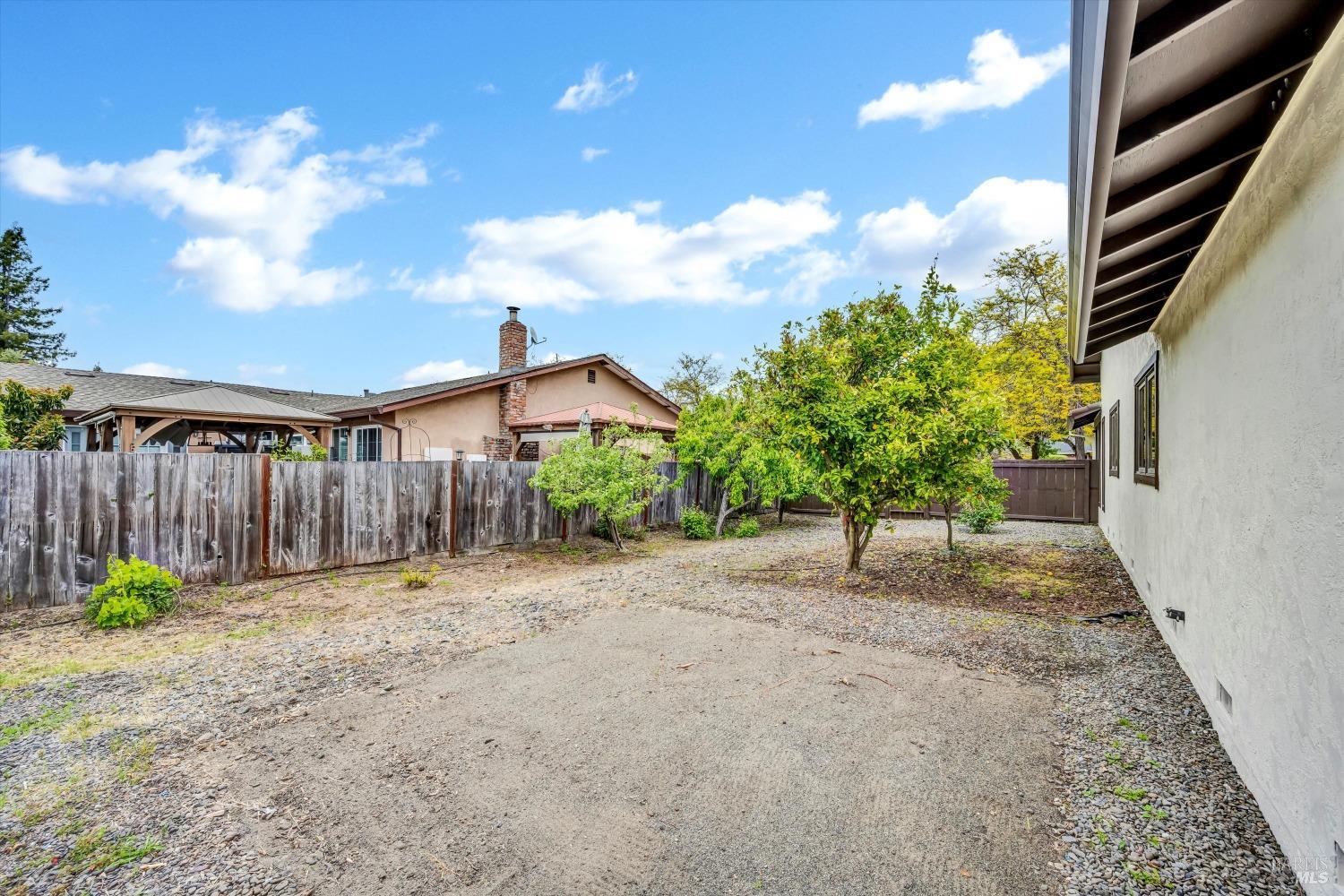 6095 Country Club Dr