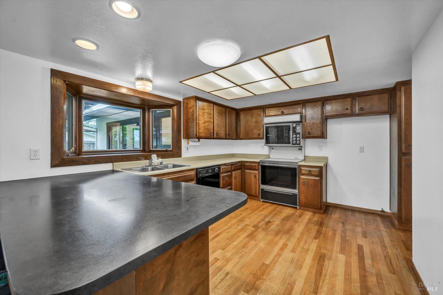 6095 Country Club Dr