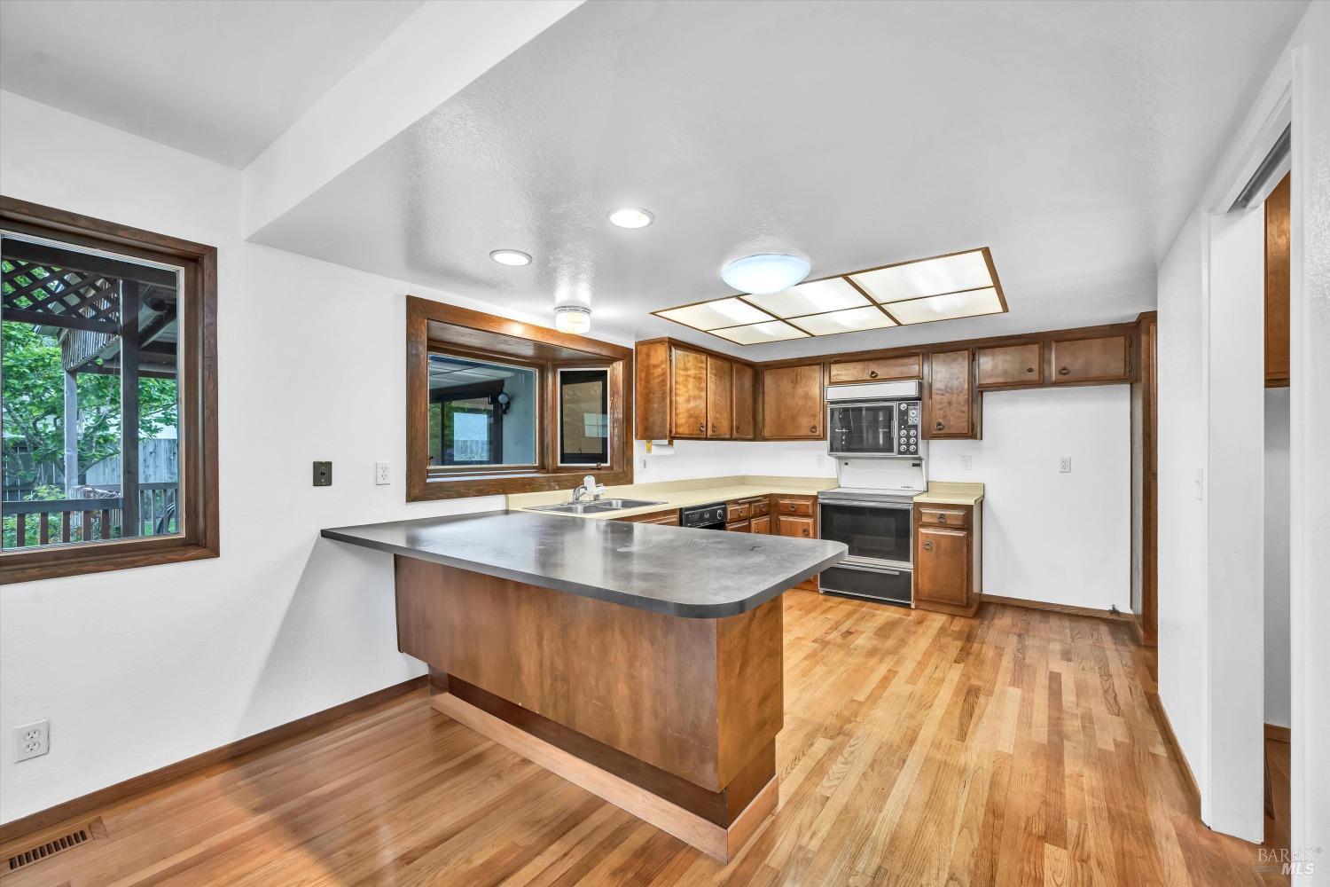 6095 Country Club Dr