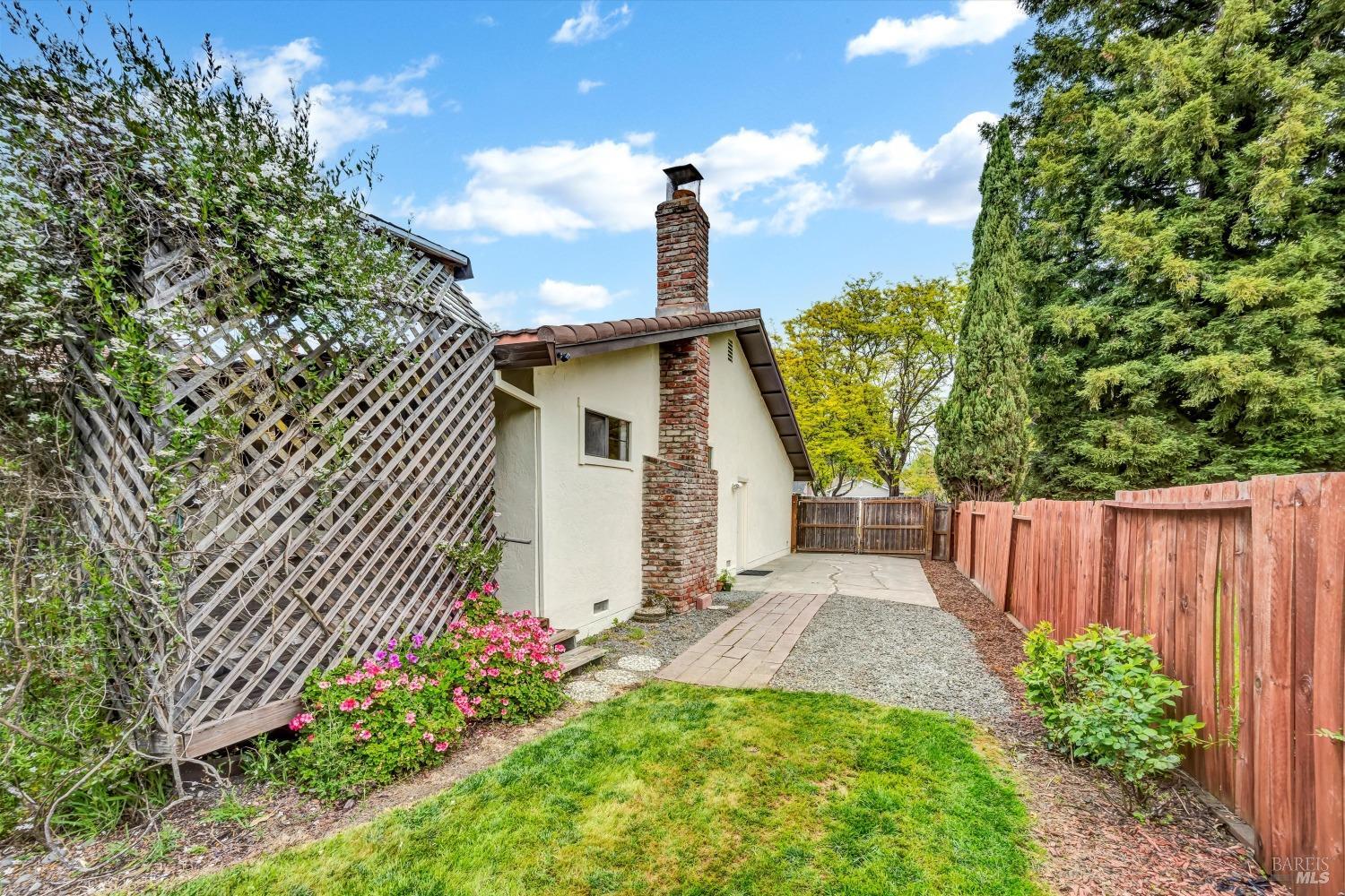 6095 Country Club Dr