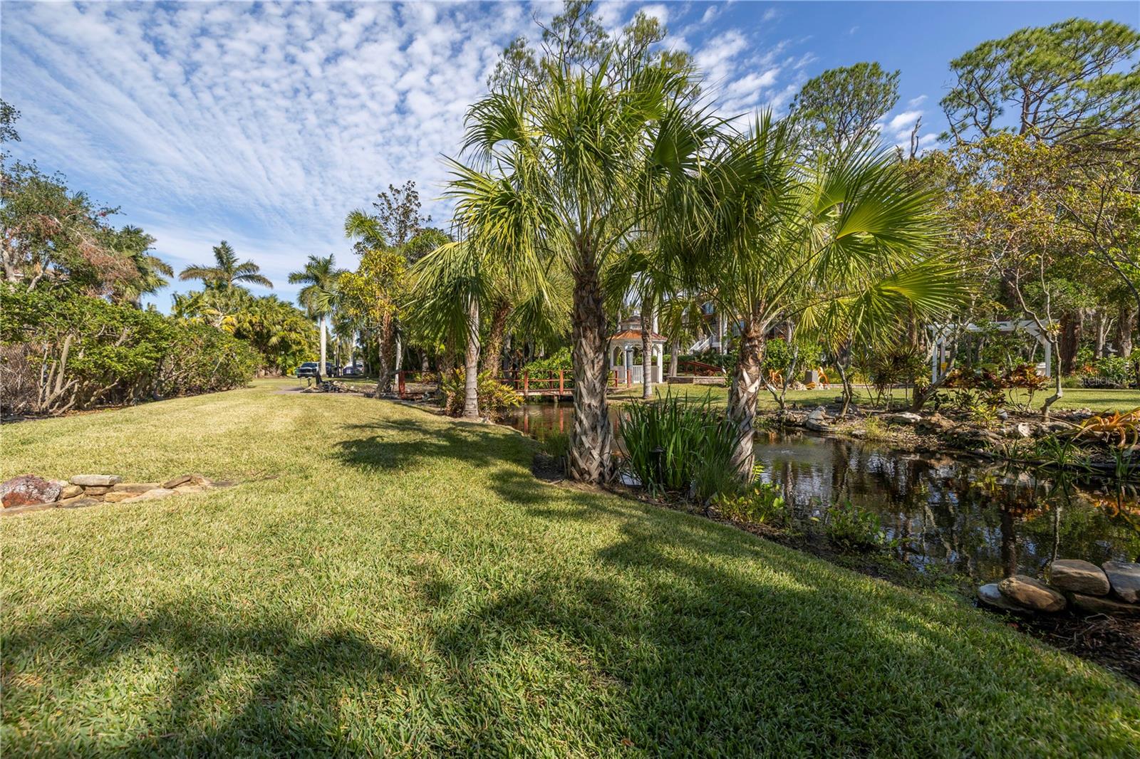 8755 COMMODORE DR