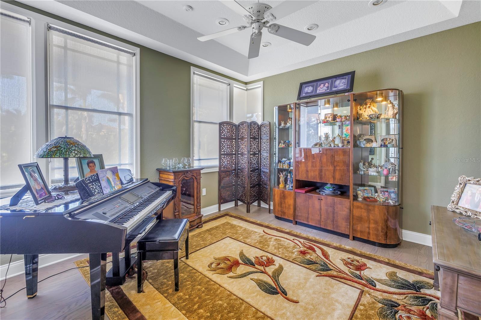 8755 COMMODORE DR