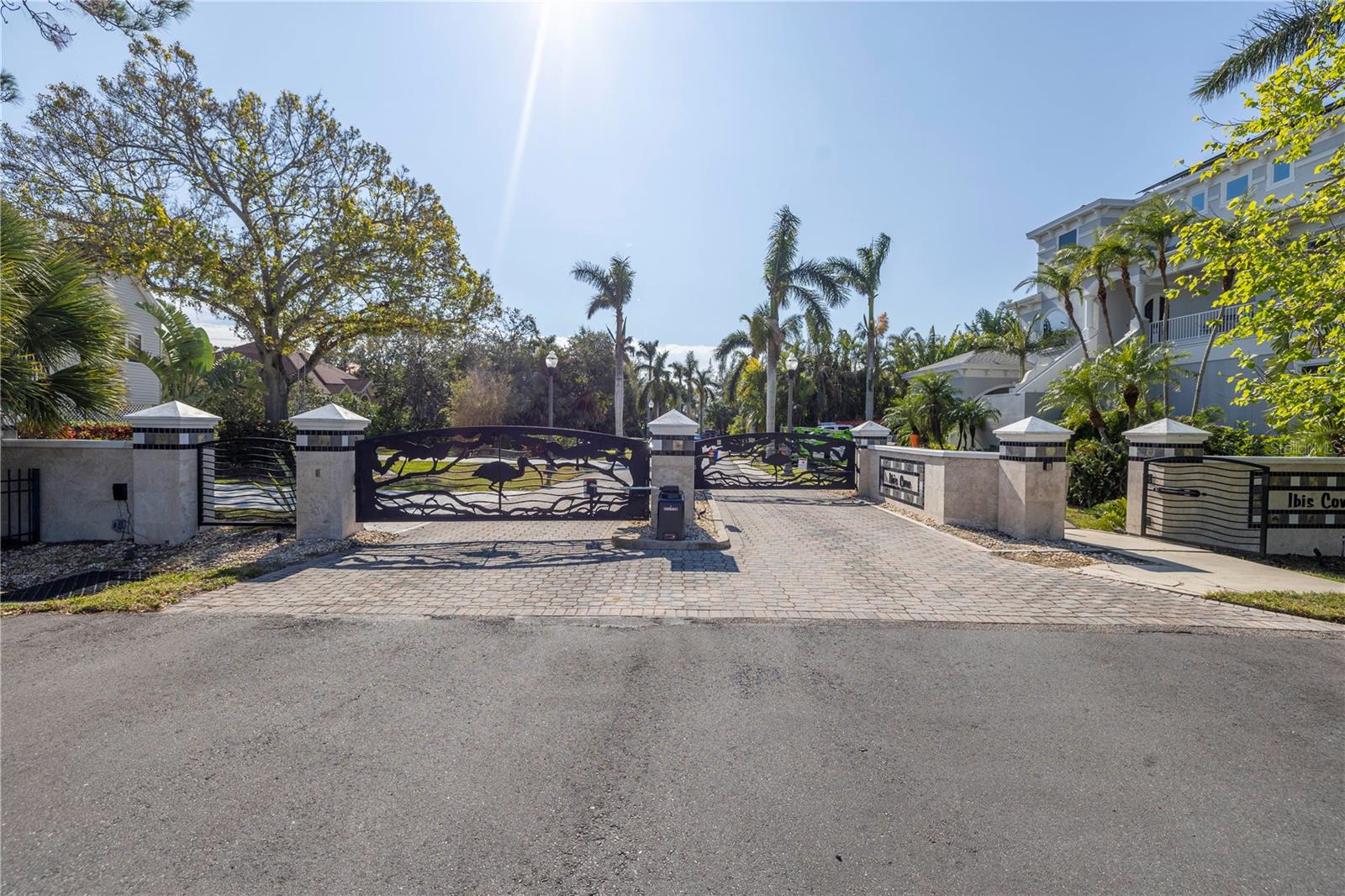 8755 COMMODORE DR