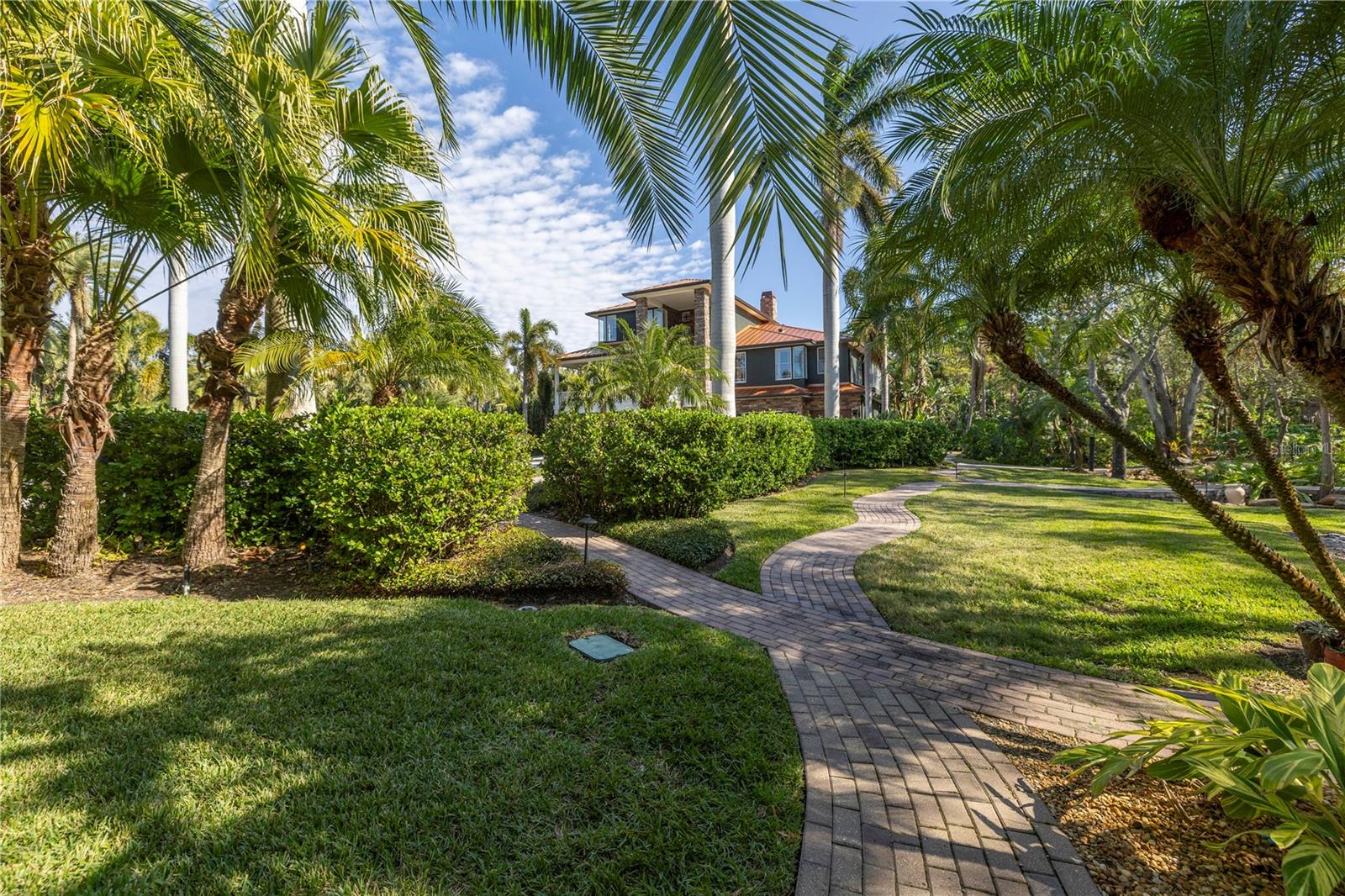 8755 COMMODORE DR