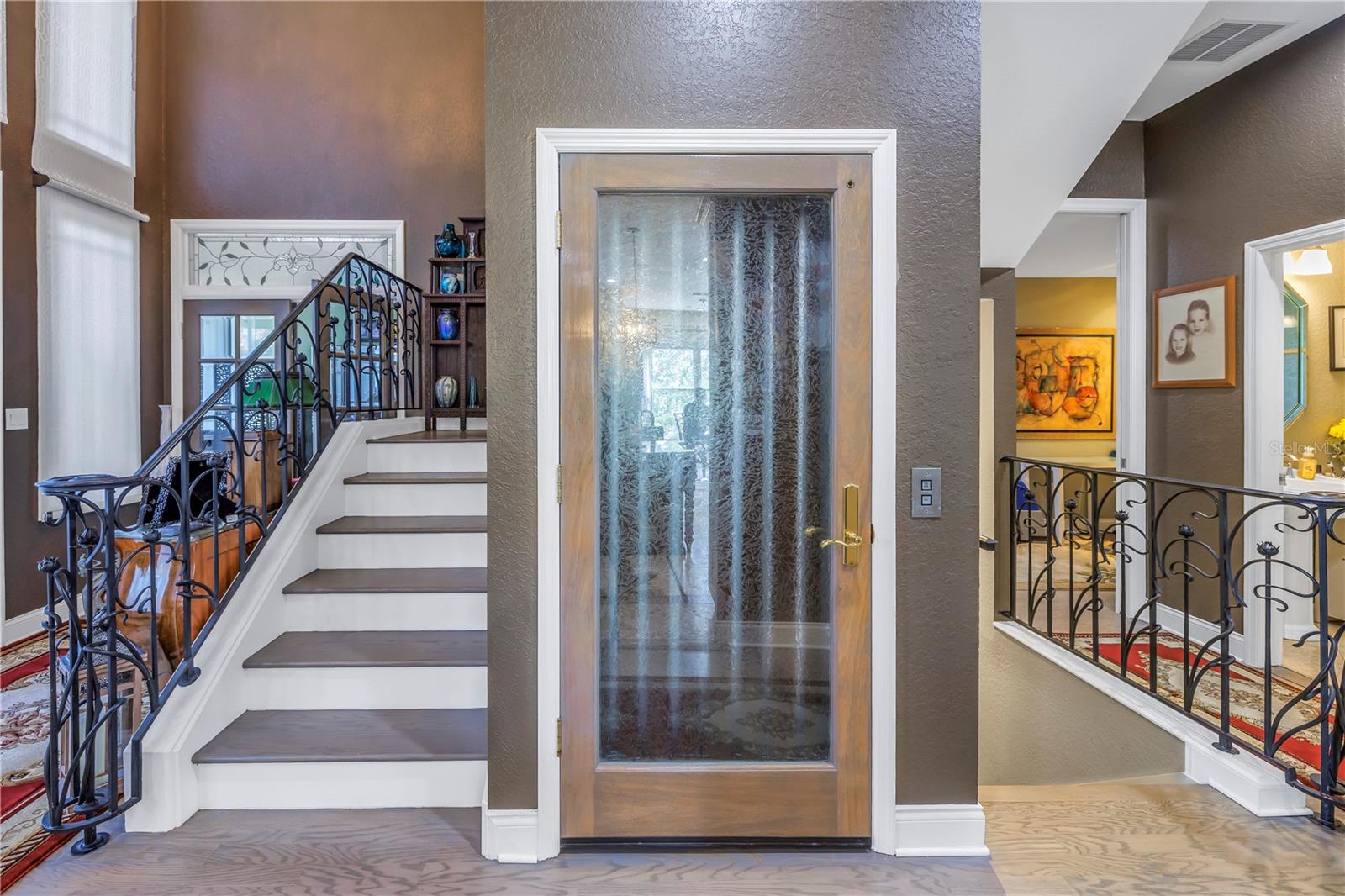 8755 COMMODORE DR