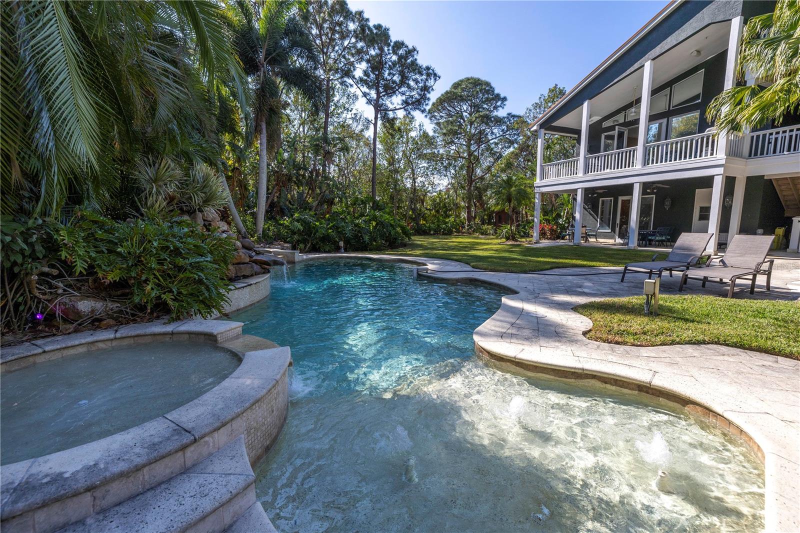 8755 COMMODORE DR