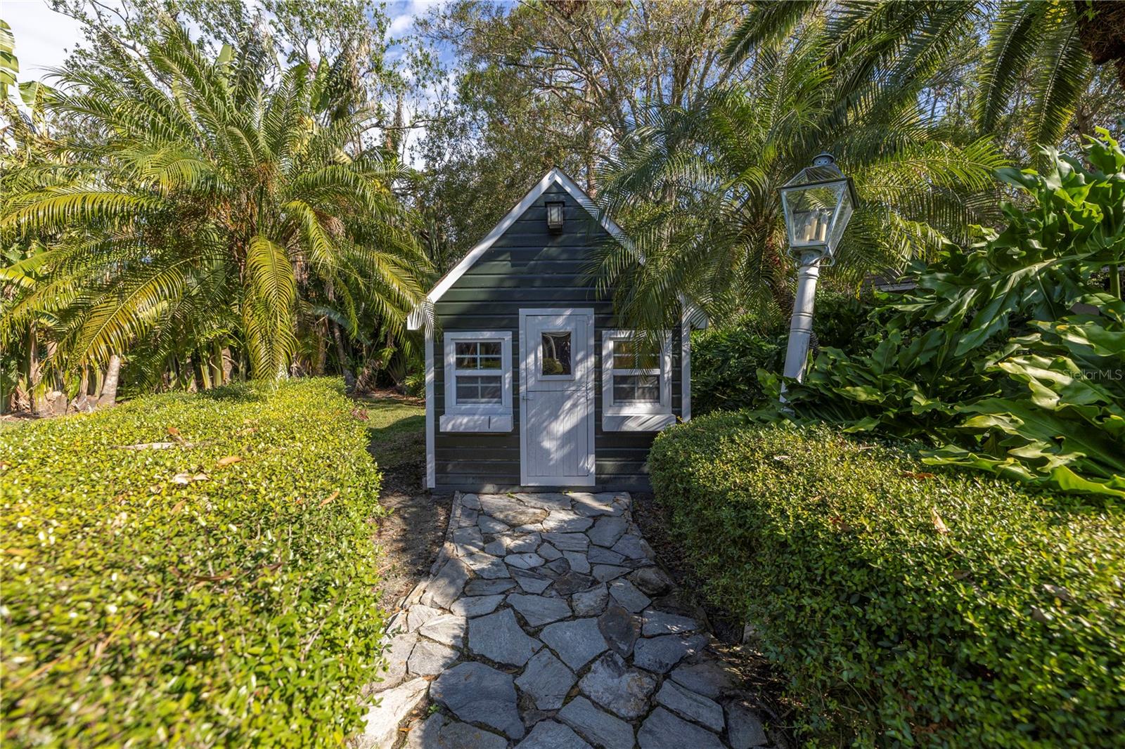 8755 COMMODORE DR