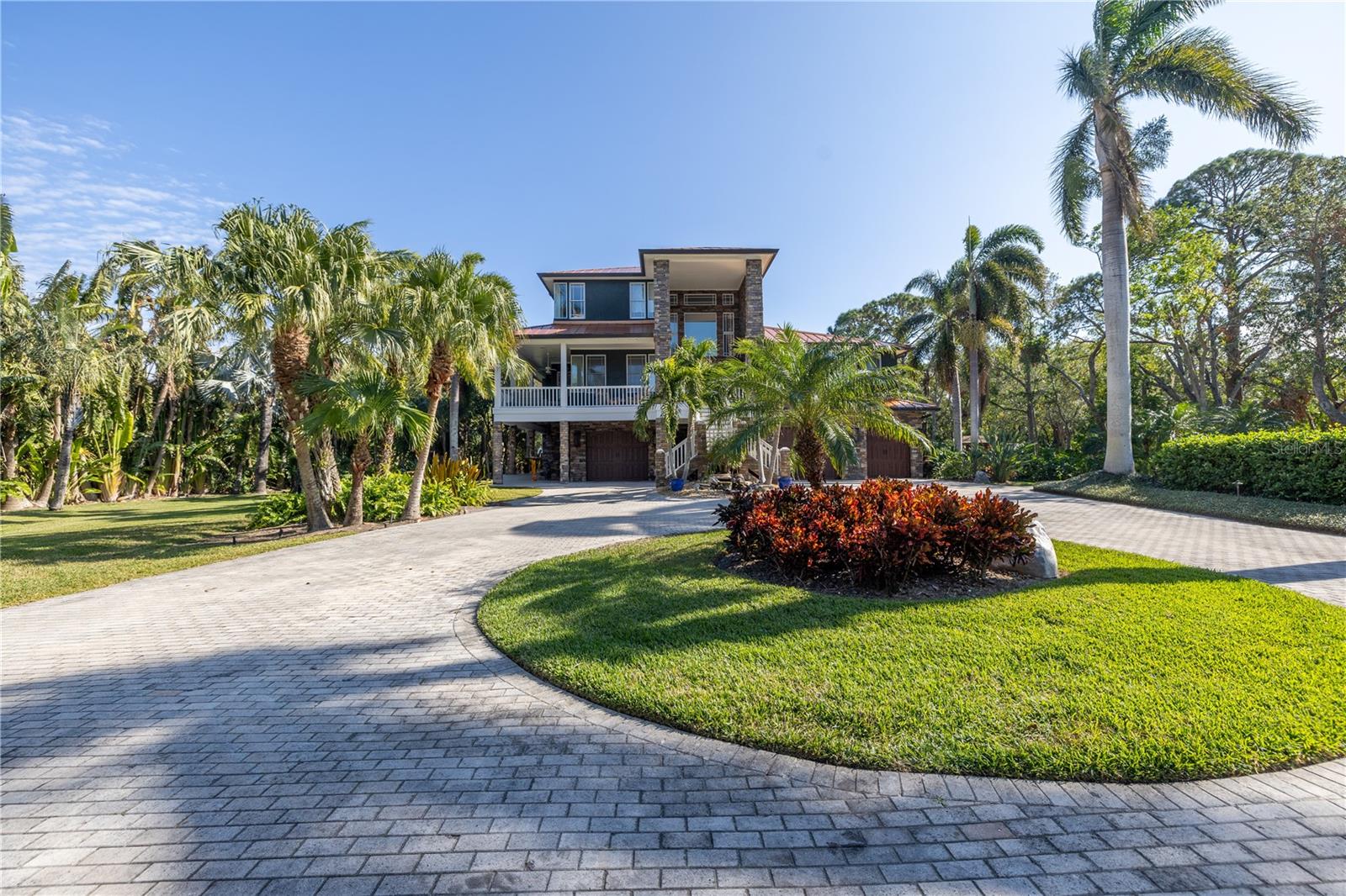 8755 COMMODORE DR
