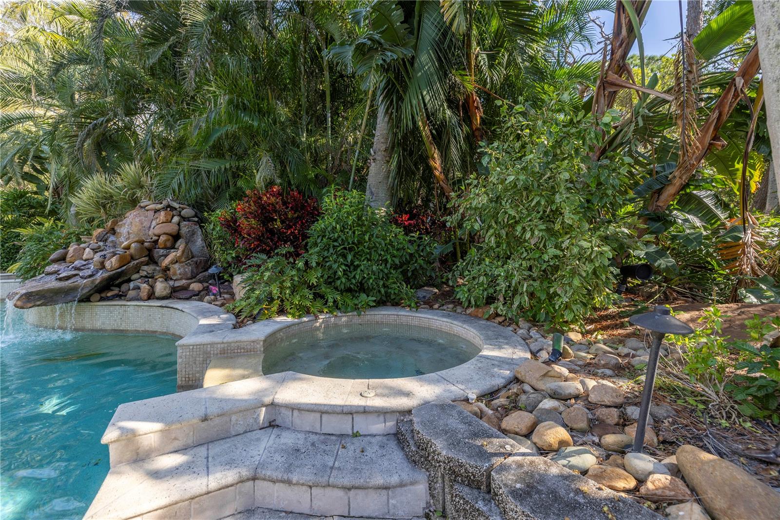 8755 COMMODORE DR