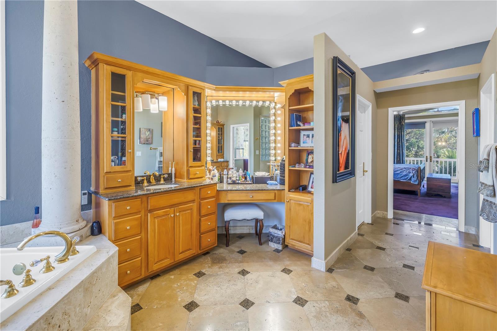 8755 COMMODORE DR