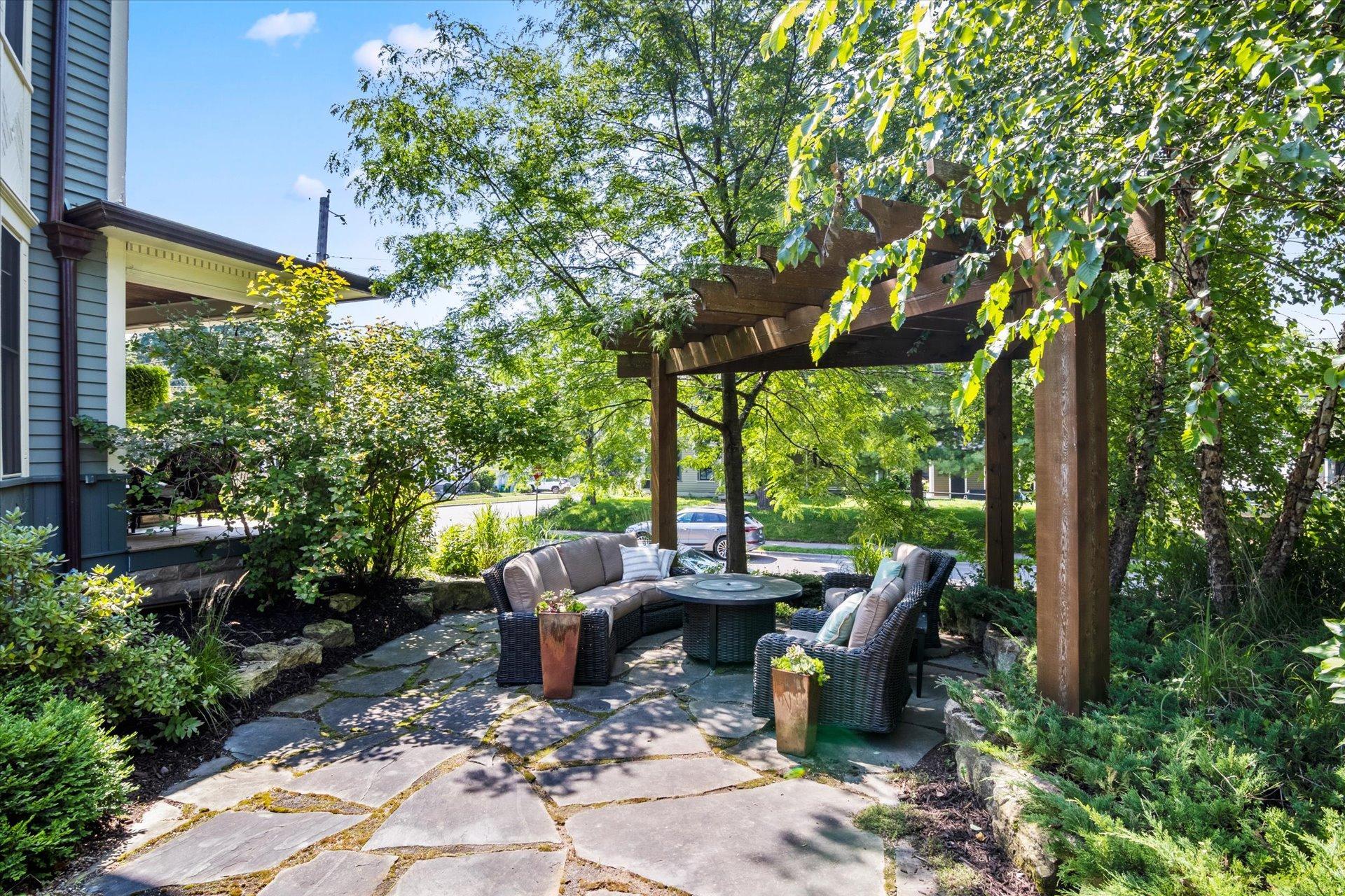 502 Laurel Street W