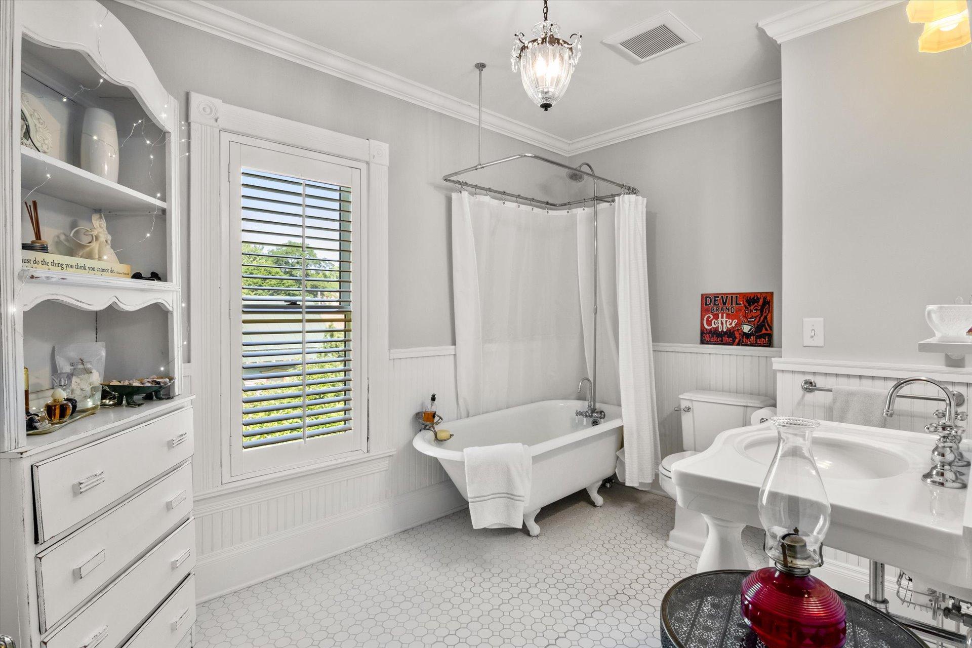 502 Laurel Street W