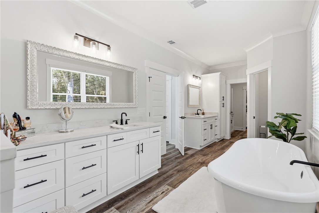 1727 Oak Forest Drive NE