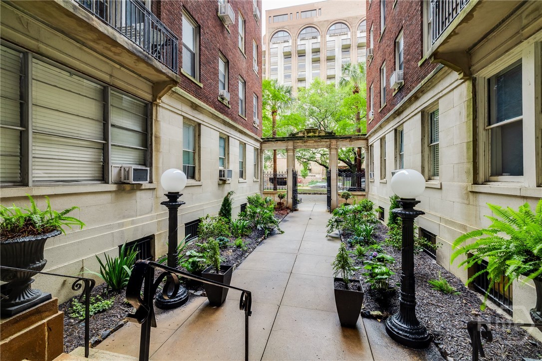 24 E Liberty Street 44
