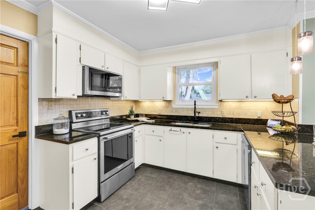 710 Leaning Oaks Drive
