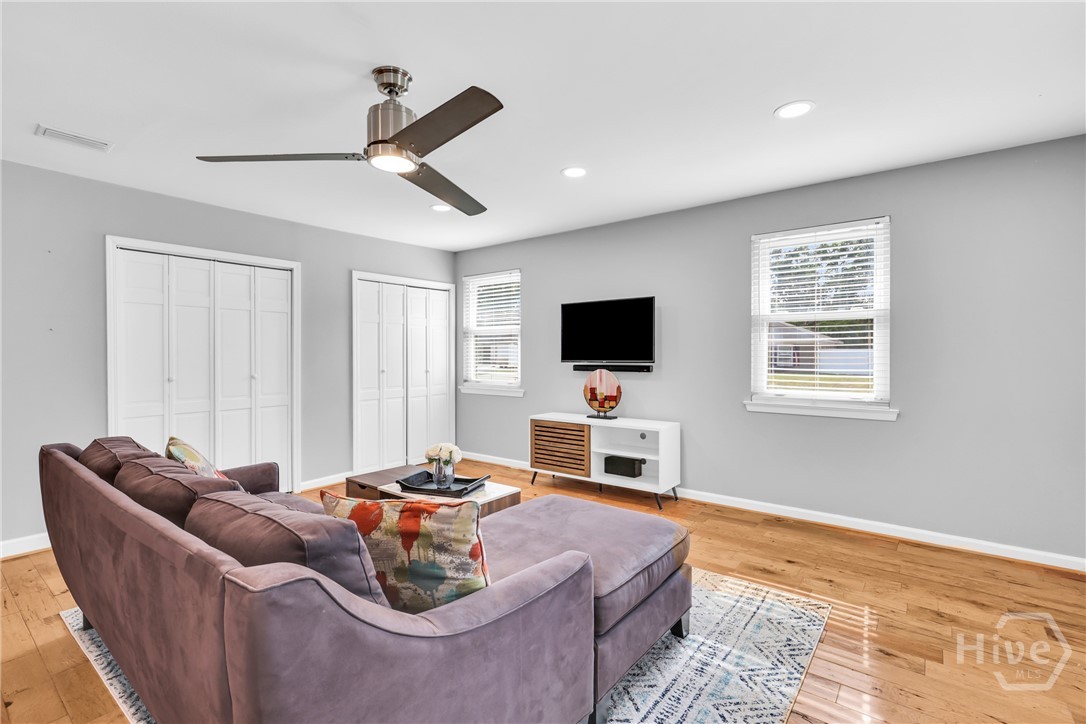 710 Leaning Oaks Drive