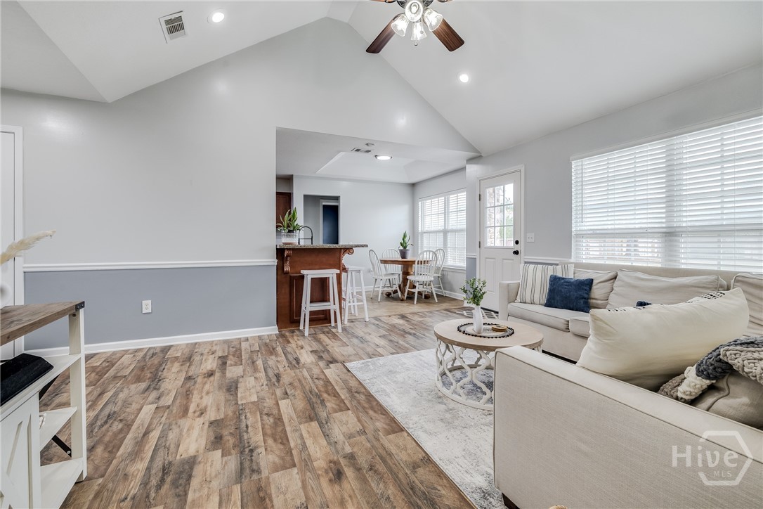 354 NE Lincoln Way