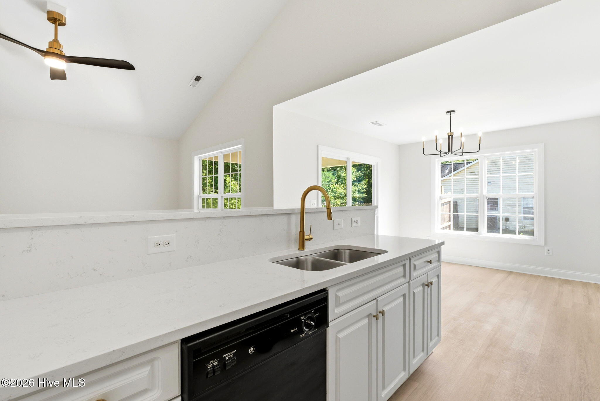 215 Gardenview Court NE