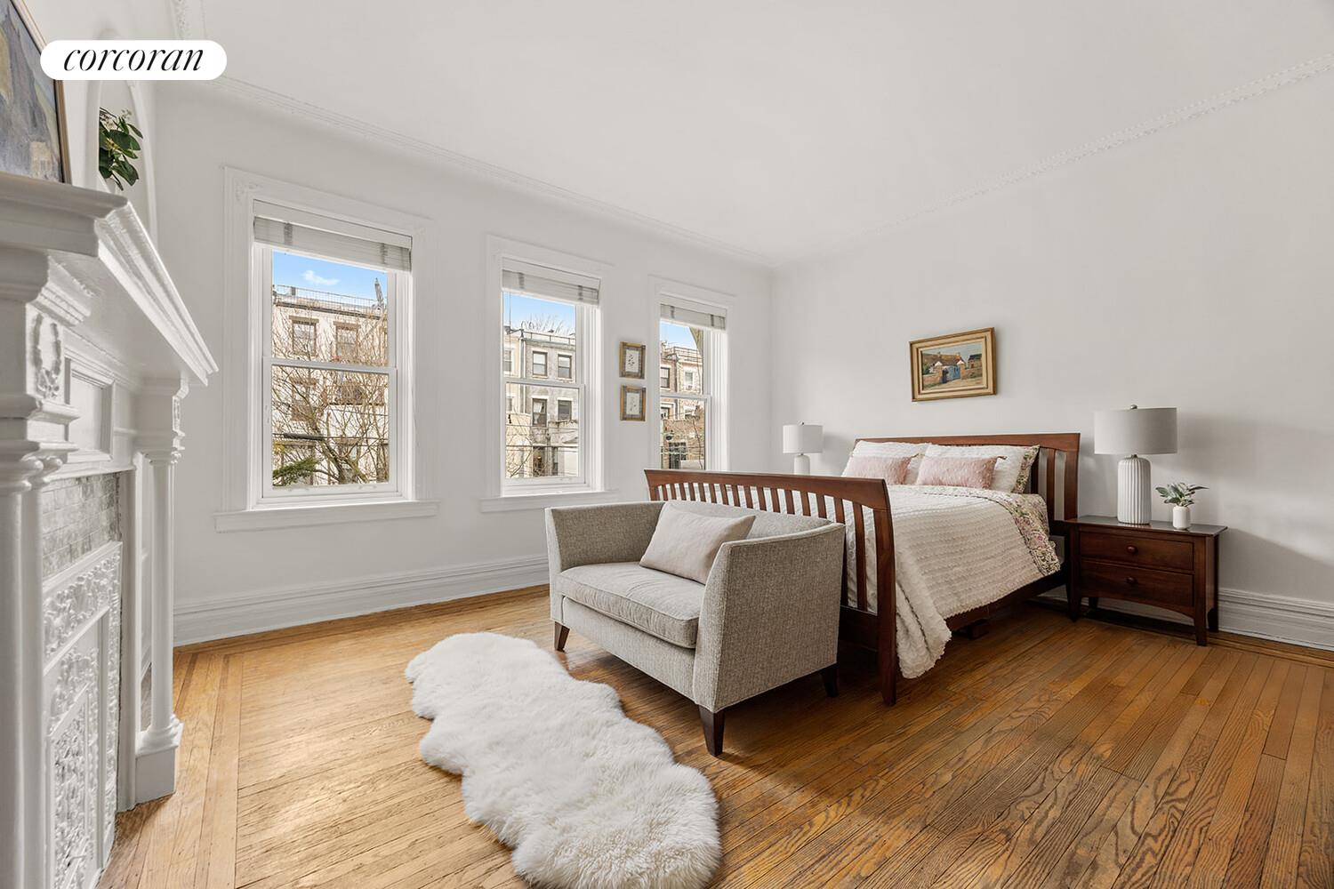 552 4TH Street