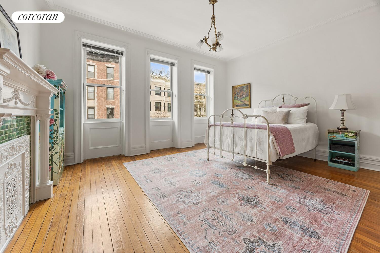552 4TH Street