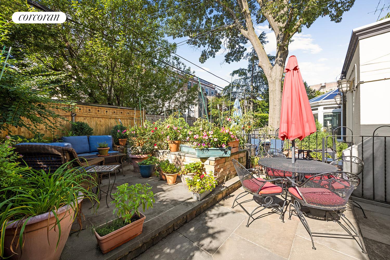 552 4TH Street