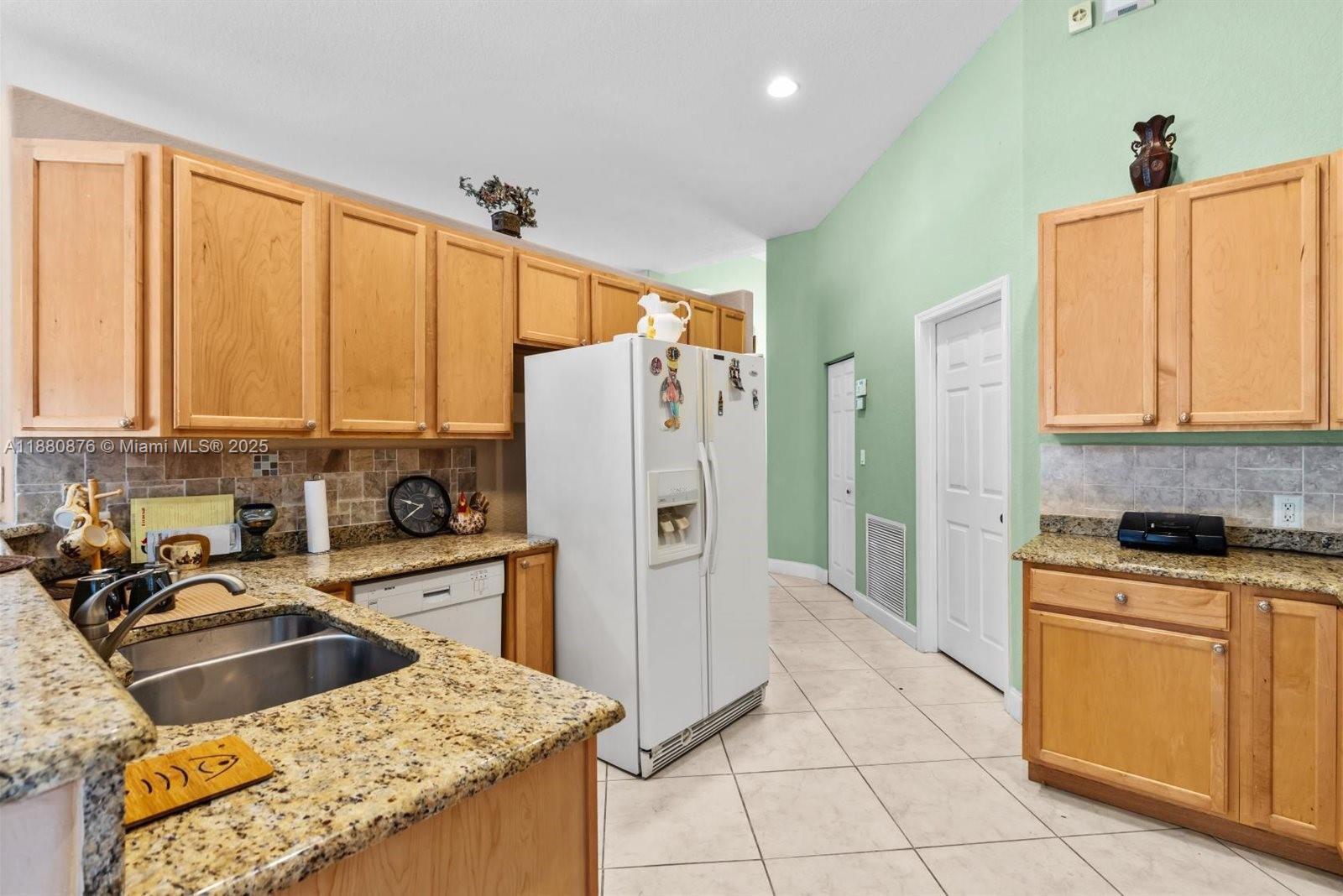 566 SW Halifax Ave, Port St. Lucie
