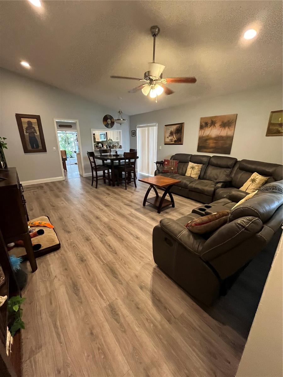 1538 LAWNDALE CIR