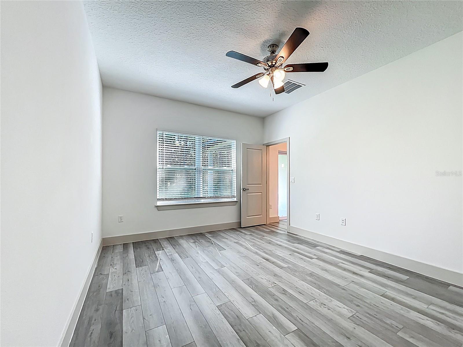 11570 N KENLAKE CIR