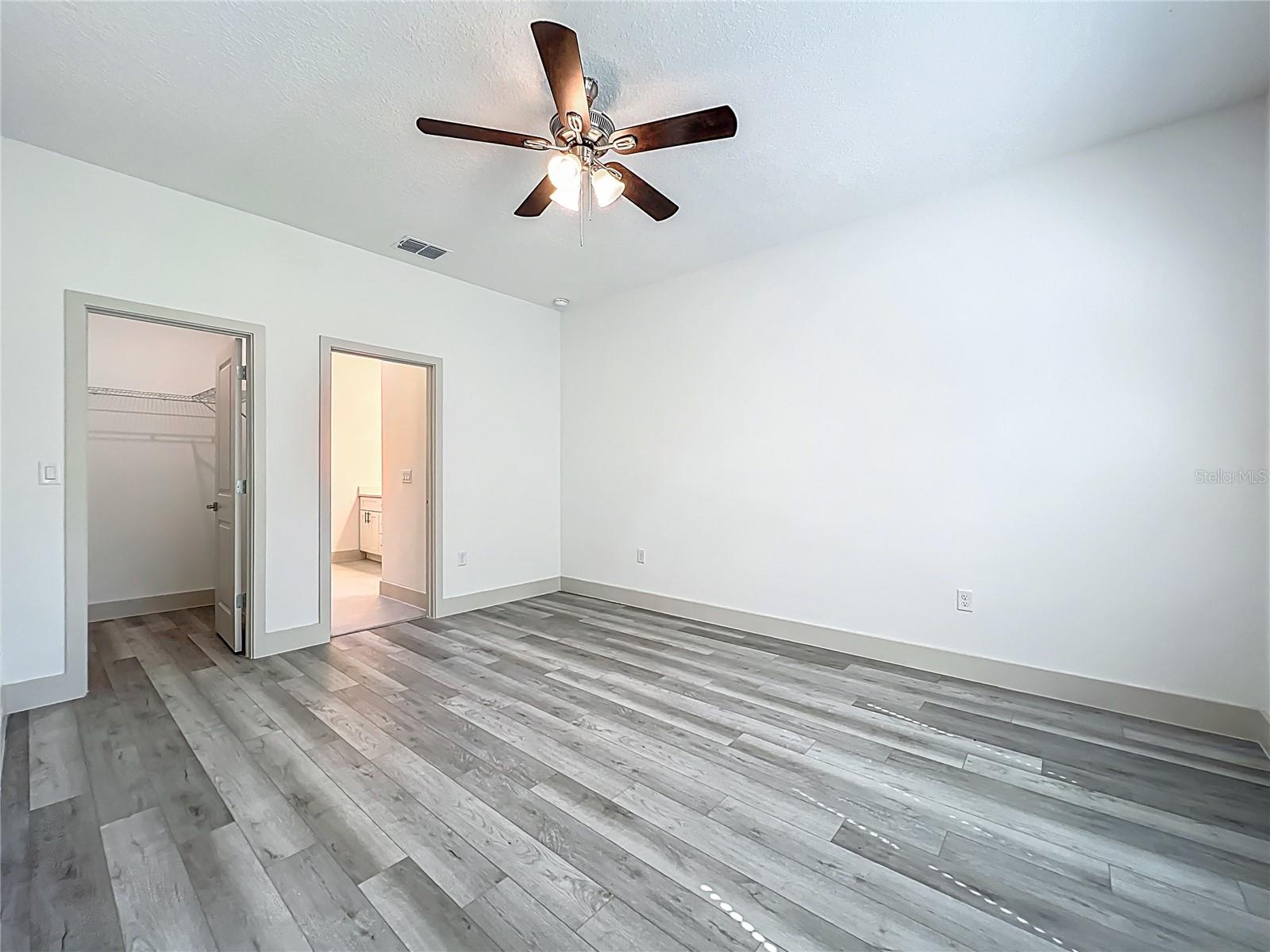 11570 N KENLAKE CIR