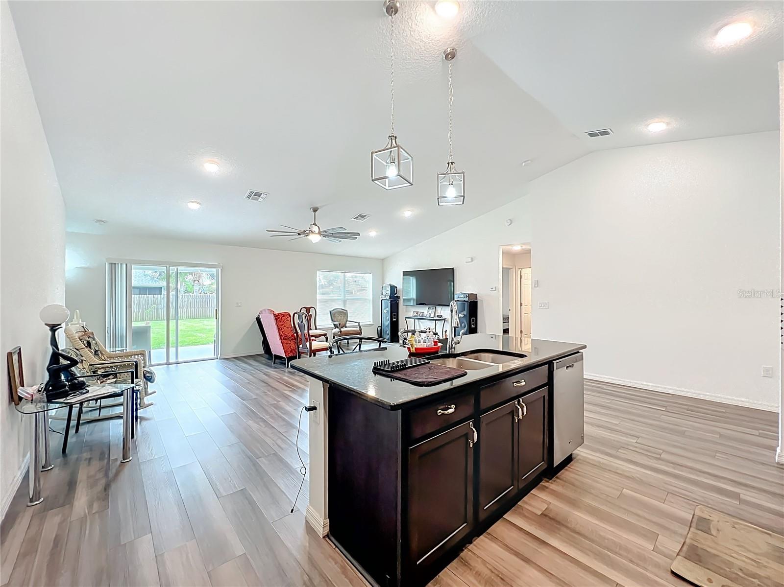 808 GRANDEUR ST SE