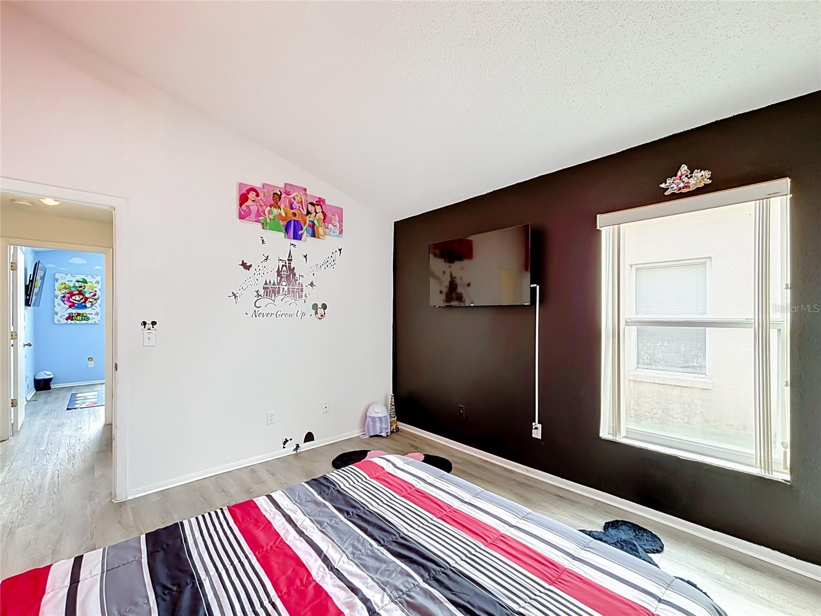 121 BLOOMINGDALE DR