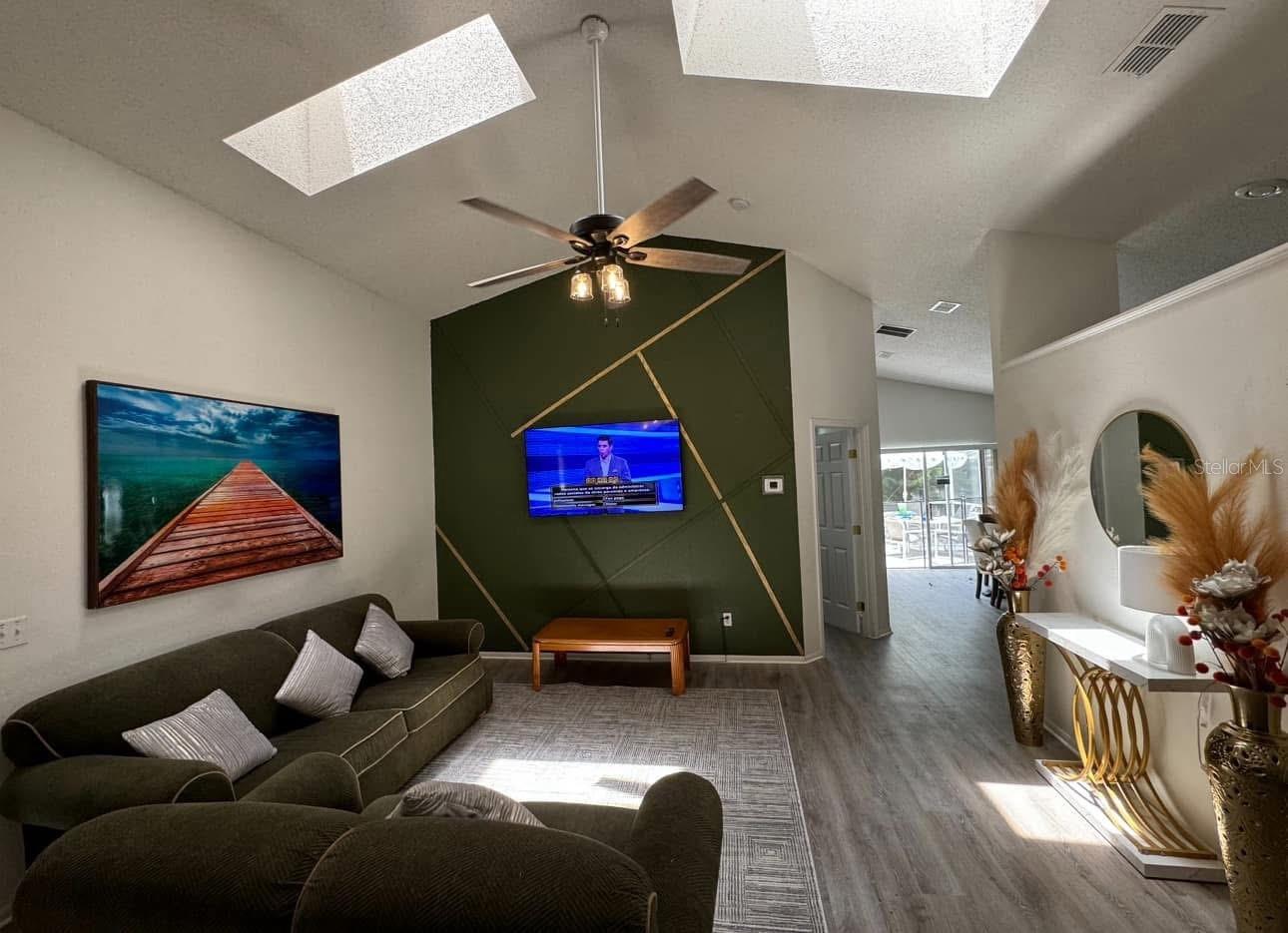 121 BLOOMINGDALE DR