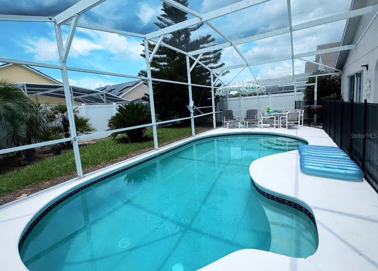 121 BLOOMINGDALE DR