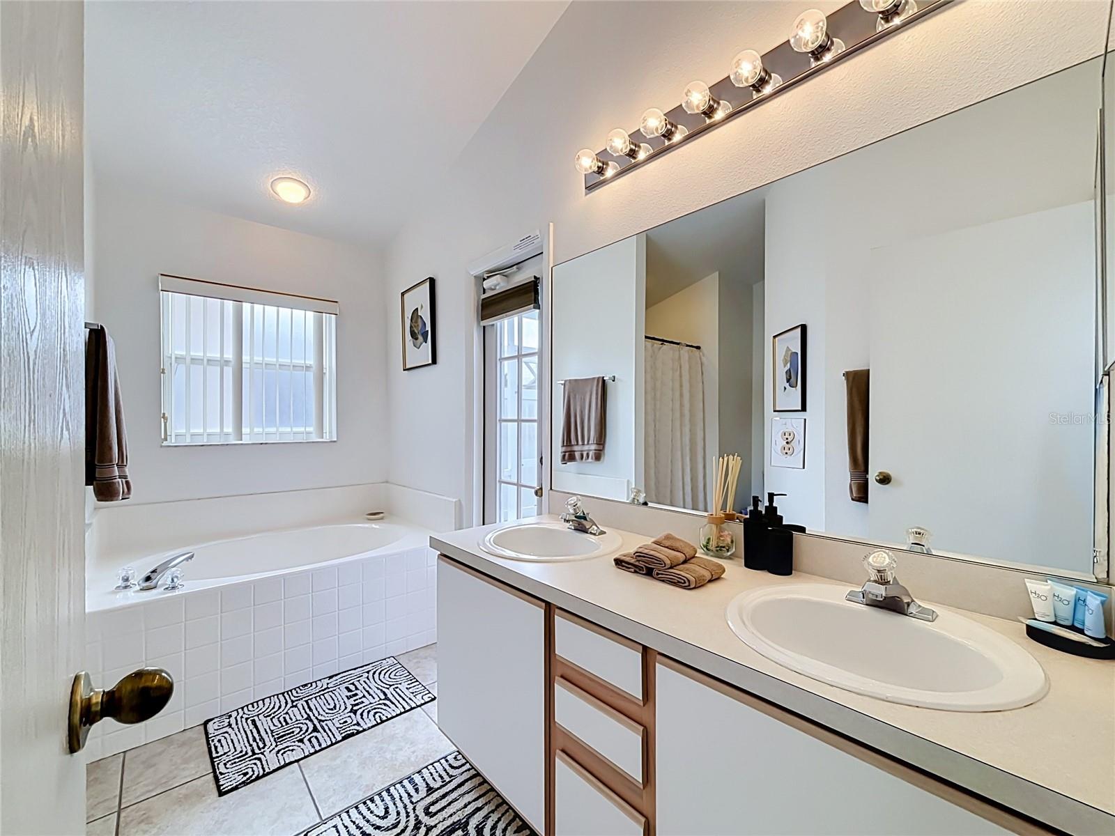 121 BLOOMINGDALE DR