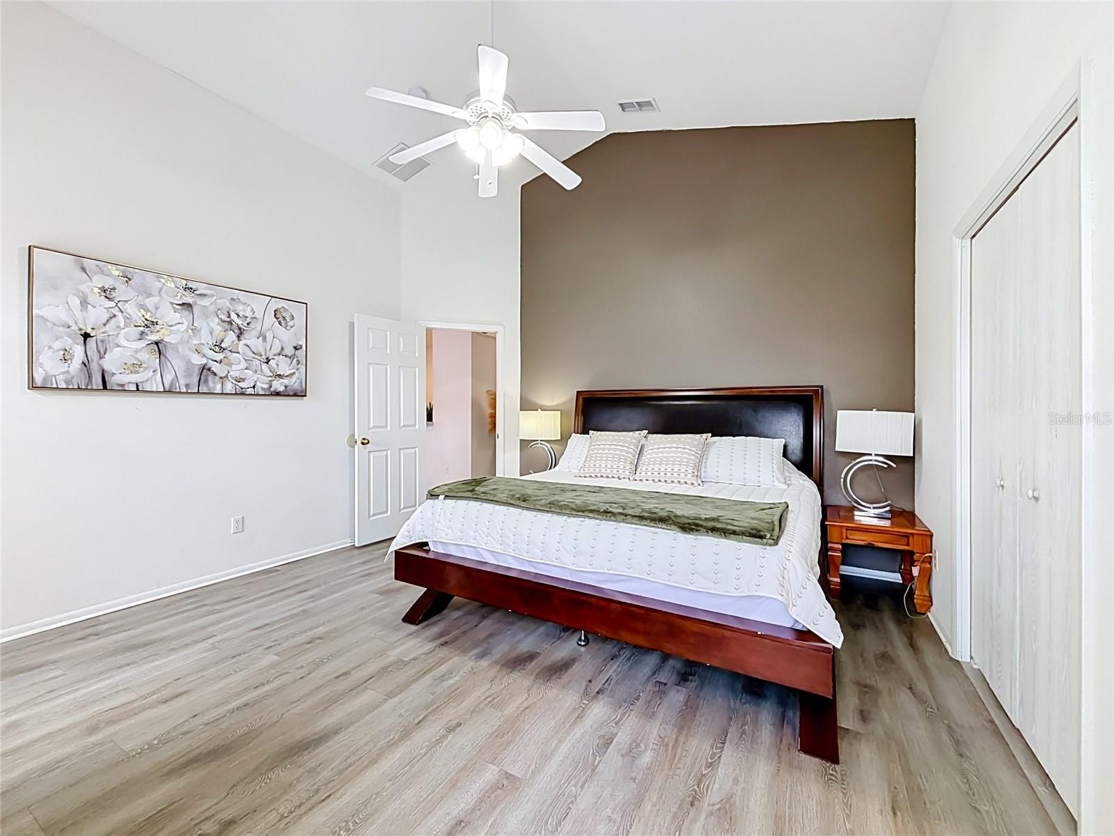 121 BLOOMINGDALE DR