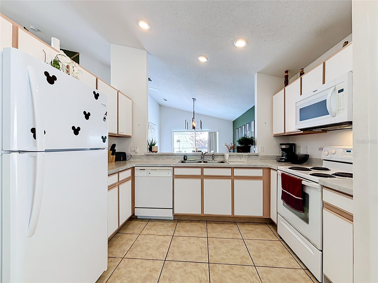121 BLOOMINGDALE DR
