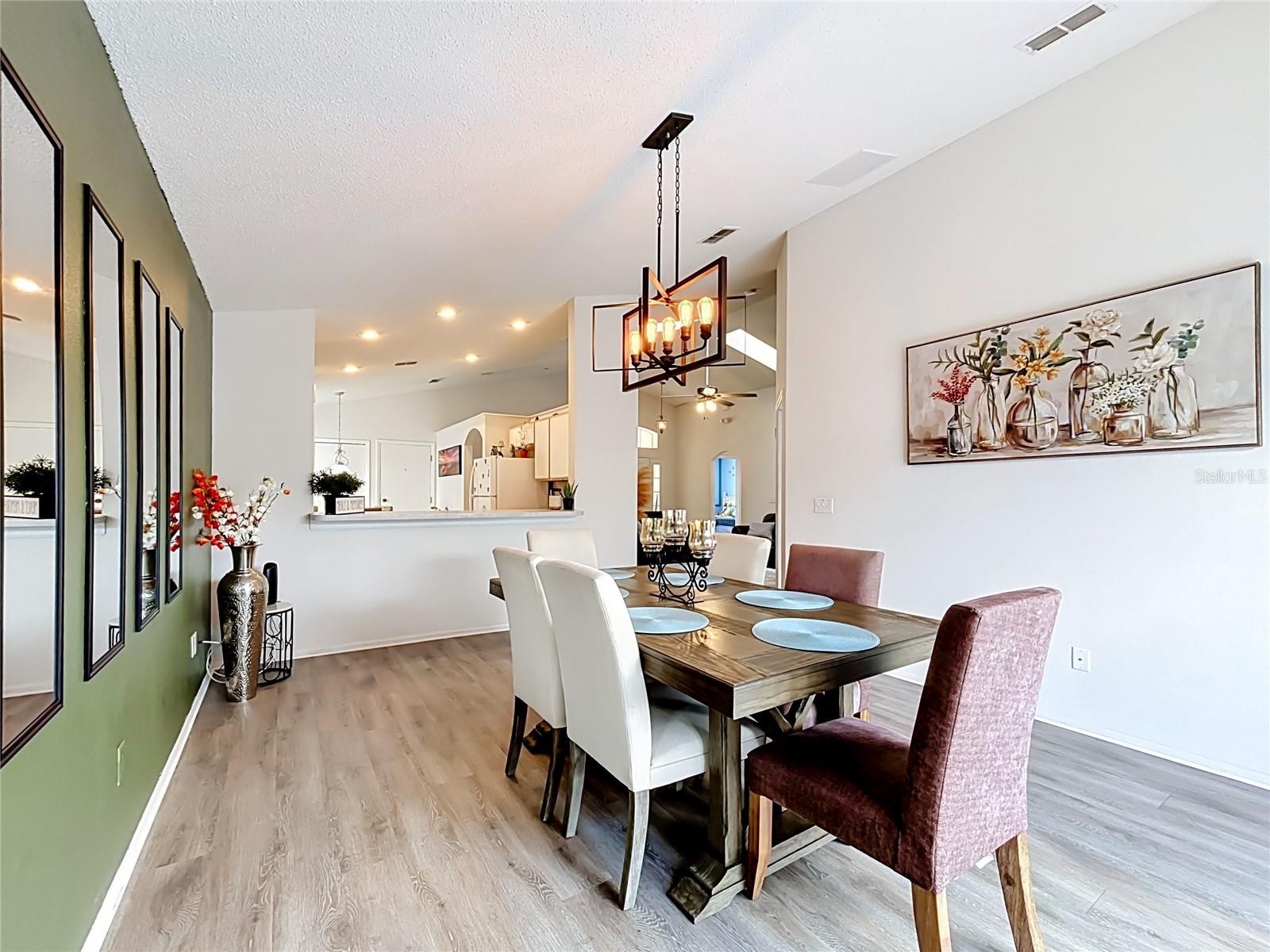121 BLOOMINGDALE DR