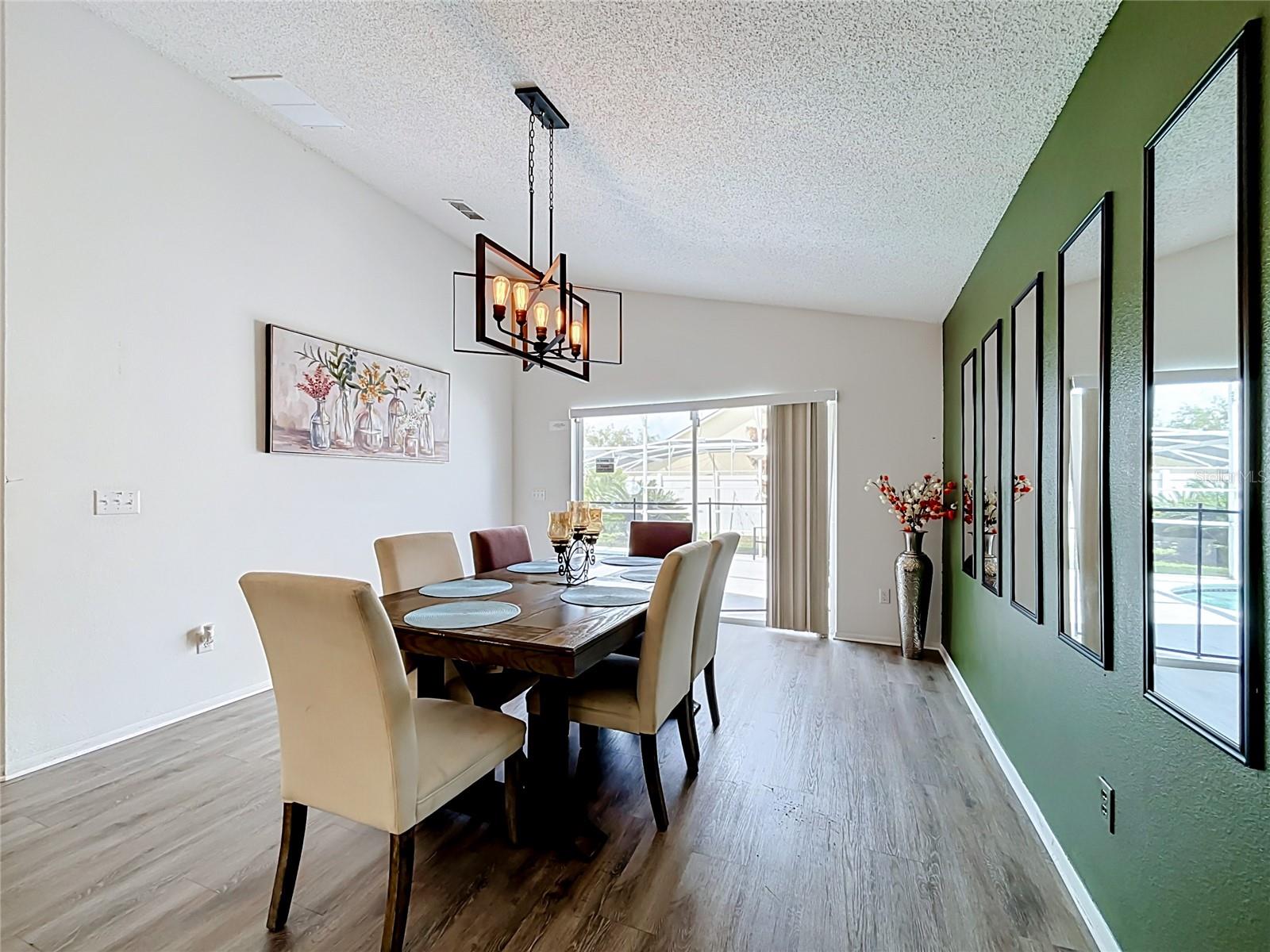 121 BLOOMINGDALE DR